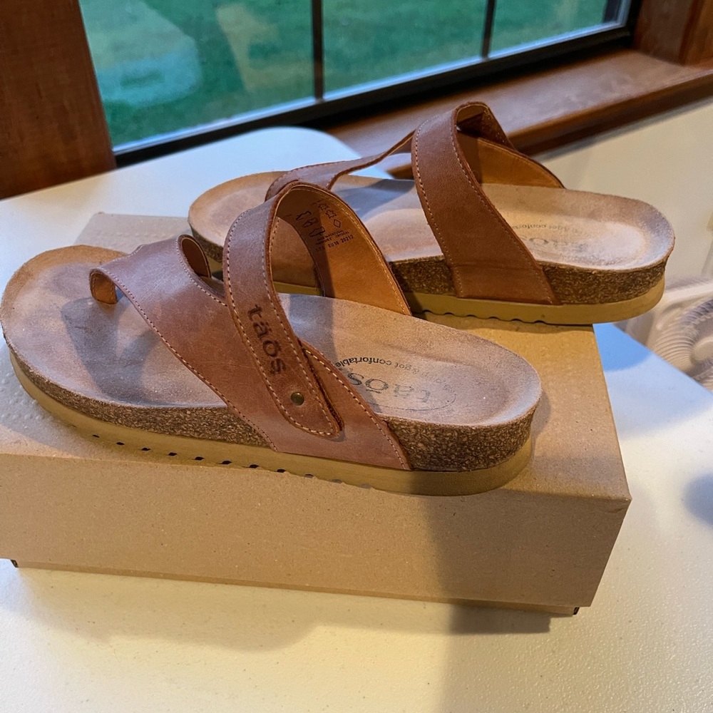 Women’s used Taos Lola sandal. Size 7-7.5 US, or 38 EU. Color Dark Tan